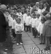 1.06.1972, Busko-Zdrój, woj. kieleckie, Polska.
Procesja Bożego Ciała. Uczestniczą w niej dzieci pierwszokomunijne.
Fot. Jerzy Konrad Maciejewski, zbiory Ośrodka KARTA
