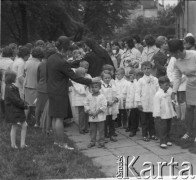 1.06.1972, Busko-Zdrój, woj. kieleckie, Polska.
Ustawianie dzieci przed rozpoczęciem procesji Bożego Ciała.
Fot. Jerzy Konrad Maciejewski, zbiory Ośrodka KARTA
