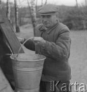 Prawdopodobnie lata 60., Chełmce k. Skierniewic, woj. łódzkie, Polska.
Franciszek Michalski trzyma w ręku wiadro.
Fot. Jerzy Konrad Maciejewski, zbiory Ośrodka KARTA