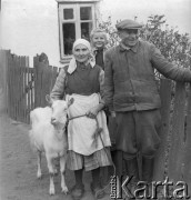 Prawdopodobnie lata 60., Chełmce k. Skierniewic, woj. łódzkie, Polska.
Franciszek Michalski z rodziną stoi przed swoim domem.
Fot. Jerzy Konrad Maciejewski, zbiory Ośrodka KARTA