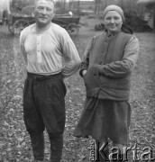 Prawdopodobnie lata 60., Paplin k. Skierniewic, woj. łódzkie, Polska.
Bronisław Zieliński z żoną.
Fot. Jerzy Konrad Maciejewski, zbiory Ośrodka KARTA