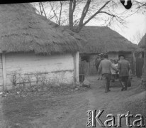 Prawdopodobnie lata 60., Nowe Zawady k. Skierniewic, woj. łódzkie, Polska.
Gospodarstwo Kazimierza Zarajczyka (lub Sałajczyka?). 
Fot. Jerzy Konrad Maciejewski, zbiory Ośrodka KARTA