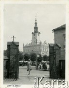 Przed 1939, Chełmno, woj. pomorskie, Polska.
Gotycki ratusz zbudowany w XIII wieku. W XVI wieku przebudowany w stylu renesansowym. Na zdjęciu na jego tle pozuje kobieta.
Fot. Jerzy Konrad Maciejewski, zbiory Ośrodka KARTA