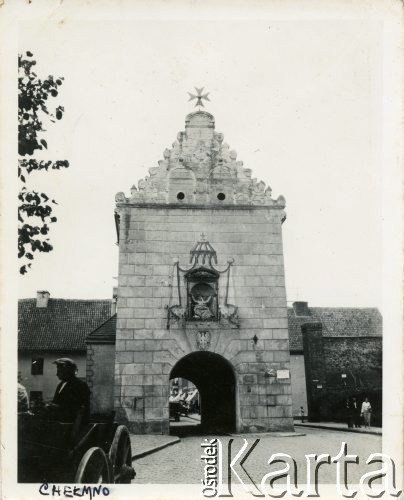 Przed 1939, Chełmno, woj. pomorskie, Polska.
Brama grudziądzka. Jedna z nierozebranych w XIX wieku bram wjazdowych, będących częścią zachowanych murów miejskich. Zbudowana pod koniec XIII wieku. W XVII wieku nadbudowano nad nią kaplicę zwaną 