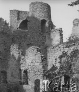 Po 1947, Chojnasty k. Cieplic Śląskich-Zdroju, woj. wrocławskie, Polska.
Zamek usytuowany nieopodal Jeleniej Góry, na szczycie góry Chojnik w Karkonoszach. Powstał w XIV w., był wielokrotnie przebudowywany. Właścicielami Chojnastów (Chojnika) była rodzina Schaffgotschów. W 1945 r. został otwarty dla zwiedzających. Na tle zamku pozuje kobieta.
Fot. Jerzy Konrad Maciejewski, zbiory Ośrodka KARTA