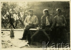 1919, Świetlany k. Smorgoń.
Rodzina Jerzego Konrada Maciejewskiego. Siedzą od lewej: NN, wuj Paweł Rudy, Józef Rudy (syn Pawła Rudego).
Fot. Jerzy Konrad Maciejewski, zbiory Ośrodka KARTA