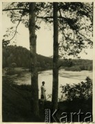 Przed 1939, Wileńszczyzna, Polska.
Prawdopodobnie żona Jerzego Konrada Maciejewskiego - Erna Emma Maciejewska z domu Klikar nad rzeką Wilia. Z tyłu podpis: 
