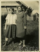 Przed 1939, Chwiecewicze, woj. wileńskie, Polska.
Białorusinki ze wsi. Na zdjęciu stoi Wiera Gwozdowicz.
Fot. Jerzy Konrad Maciejewski, zbiory Ośrodka KARTA