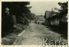 Przed 1939, Jazony, woj. wileńskie, Polska.
Domy mieszkalne przy głównej drodze wiejskiej.
Fot. Jerzy Konrad Maciejewski, zbiory Ośrodka KARTA