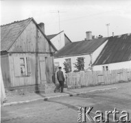 1970, Glinojeck k. Ciechanowa, woj. warszawskie, Polska.
Budynki mieszkalne przy ulicy. 
Fot. Jerzy Konrad Maciejewski, zbiory Ośrodka KARTA