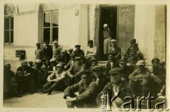 1938, Ciechanów, woj. warszawskie, Polska.
Grupa bezrobotnych siedzi pod ratuszem miejskim.
Fot. Jerzy Konrad Maciejewski, zbiory Ośrodka KARTA