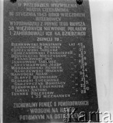 1970, Ciechanów, woj. warszawskie, Polska.
Tablica upamiętniająca ofiary ciechanowskiego Gestapo zamordowane przed wkroczeniem do miasta Armii Czerwonej w nocy z 16 na 17 stycznia 1945 r. Została zawieszona na ścianie ratusza, gdzie w jego piwnicach podczas okupacji niemieckiej znajdowało się więzienie.   
Fot. Jerzy Konrad Maciejewski, zbiory Ośrodka KARTA