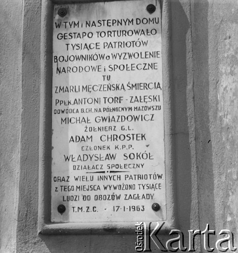 1970, Ciechanów, woj. warszawskie, Polska.
Tablica upamiętniająca ofiary ciechanowskiego Gestapo. Została ufundowana przez Towarzystwo Miłośników Ziemi Ciechanowskiej w 1963 r. i powieszona na ścianie budynku przy ul. 17 Stycznia (dawniej ul. Targowa), gdzie swoją siedzibę miało Gestapo. Na tablicy widoczne nazwiska działaczy komunistycznych oraz żołnierza Batalionów Chłopskich. 
Fot. Jerzy Konrad Maciejewski, zbiory Ośrodka KARTA