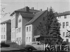 Czerwiec 1948, Cieplice Śląskie-Zdrój, woj. wrocławskie, Polska. 
XIX-wieczny kompleks budynków szpitala pierwotnie przeznaczony dla pruskiej armii i floty morskiej. Po 1945 r. mieścił się tu szpital miejski.
Fot. Jerzy Konrad Maciejewski, zbiory Ośrodka KARTA