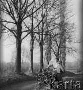 Czerwiec 1948, Cieplice Śląskie-Zdrój, woj. wrocławskie, Polska.
Kobieta z dzieckiem ciągną wózek z drzewem. 
Fot. Jerzy Konrad Maciejewski, zbiory Ośrodka KARTA