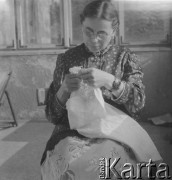 Czerwiec 1948, Cieplice Śląskie-Zdrój, woj. wrocławskie, Polska.
Kuracjuszka Gertruda Liszka z Zabrza podczas haftowania.
Fot. Jerzy Konrad Maciejewski, zbiory Ośrodka KARTA