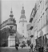 Czerwiec 1948, Cieplice Śląskie-Zdrój, woj. wrocławskie, Polska.
Wieża kościelna znajdująca się przy Kościele św. Jana Chrzciciela, część zabudowań klasztornych zakonu cystersów. Główny punkt uzdrowiska - przy wieży znajdował się plac uzdrowiskowy, który skupiał mieszkańców i kuracjuszy. 
Fot. Jerzy Konrad Maciejewski, zbiory Ośrodka KARTA