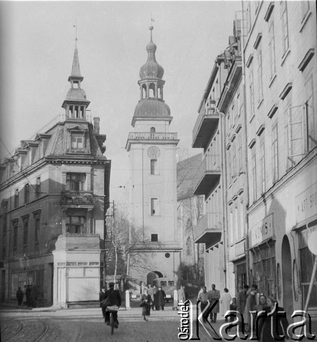 Czerwiec 1948, Cieplice Śląskie-Zdrój, woj. wrocławskie, Polska.
Wieża kościelna znajdująca się przy Kościele św. Jana Chrzciciela, część zabudowań klasztornych zakonu cystersów. Główny punkt uzdrowiska - przy wieży znajdował się plac uzdrowiskowy, który skupiał mieszkańców i kuracjuszy. 
Fot. Jerzy Konrad Maciejewski, zbiory Ośrodka KARTA