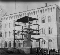 Czerwiec 1948, Cieplice Śląskie-Zdrój, woj. wrocławskie, Polska.
Budowa pomnika w centrum uzdrowiska.
Fot. Jerzy Konrad Maciejewski, zbiory Ośrodka KARTA