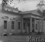 Czerwiec 1948, Cieplice Śląskie-Zdrój, woj. wrocławskie, Polska.
Dom Kultury usytuowany w dawnym pałacu Schaffgotschów na terenie Parku Zdrojowego.
Fot. Jerzy Konrad Maciejewski, zbiory Ośrodka KARTA