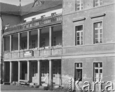 Czerwiec 1948, Cieplice Śląskie-Zdrój, woj. wrocławskie, Polska. 
Budynek, w którym do końca II wojny światowej znajdował się sierociniec dla niemieckich dzieci, które straciły podczas wojny rodziców. Po 1945 r. otwarto tu najpierw przedszkole, a następnie żłobek.
Fot. Jerzy Konrad Maciejewski, zbiory Ośrodka KARTA