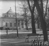 Czerwiec 1948, Cieplice Śląskie-Zdrój, woj. wrocławskie, Polska.
Dom Kultury usytuowany w dawnym pałacu Schaffgotschów na terenie Parku Zdrojowego. 
Fot. Jerzy Konrad Maciejewski, zbiory Ośrodka KARTA