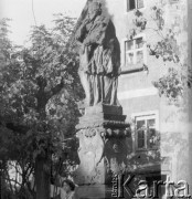 Czerwiec 1948, Cieplice Śląskie-Zdrój, woj. wrocławskie, Polska.
XVIII-wieczna figura św. Jana Nepomucena. Rzeźbę wykonał Georg Leonard Weber ze Świdnicy. Pomnik ufundował hrabia Hans Anton Schaffgotsch.
Fot. Jerzy Konrad Maciejewski, zbiory Ośrodka KARTA