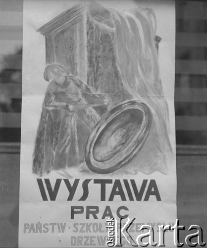 Czerwiec 1948, Cieplice Śląskie-Zdrój, woj. wrocławskie, Polska. 
Plakat informujący o wystawie prac uczniów z Państwowej Szkoły Przemysłu Drzewnego. 
Fot. Jerzy Konrad Maciejewski, zbiory Ośrodka KARTA