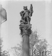 Czerwiec 1948, Cieplice Śląskie-Zdrój, woj. wrocławskie, Polska.
Barokowa kolumna ozdobiona rzeźbą św. Floriana znajdująca się na dziedzińcu przy kościele św. Jana Chrzciciela.  
Fot. Jerzy Konrad Maciejewski, zbiory Ośrodka KARTA