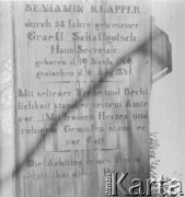 Czerwiec 1948, Cieplice Śląskie-Zdrój, woj. wrocławskie, Polska. 
XIX-wieczna płyta nagrobna sekretarza rodziny Schaffgotschów - Beniamina Klappera, przeniesiona do Kościoła Jana Chrzciciela w Cieplicach z kościoła w Radomierzu w 1849 r. 
Fot. Jerzy Konrad Maciejewski, zbiory Ośrodka KARTA