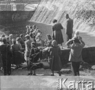 Czerwiec 1948, Cieplice Śląskie-Zdrój, woj. wrocławskie, Polska.
Grupa kuracjuszy odpoczywa nad tamą przeciwpowodziową na rzece Wrzosówka.   
Fot. Jerzy Konrad Maciejewski, zbiory Ośrodka KARTA