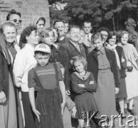 Prawdopodobnie lata 60., Czersk nad Wisłą, Polska.
Uczestnicy wycieczki.
Fot. Jerzy Konrad Maciejewski, zbiory Ośrodka KARTA