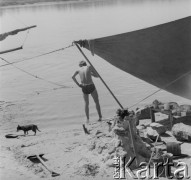 Po 1966, Czerwińsk nad Wisłą, woj. warszawskie, Polska.
Mężczyzna na brzegu Wisły. 
Fot. Jerzy Konrad Maciejewski, zbiory Ośrodka KARTA