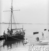 Po 1966, Czerwińsk nad Wisłą, woj. warszawskie, Polska.
Żeglarze cumują statek nad brzegiem Wisły. 
Fot. Jerzy Konrad Maciejewski, zbiory Ośrodka KARTA