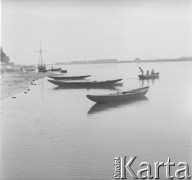 Po 1966, Czerwińsk nad Wisłą, woj. warszawskie, Polska.
Łódki przycumowane na jednym z brzegów Wisły.
Fot. Jerzy Konrad Maciejewski, zbiory Ośrodka KARTA