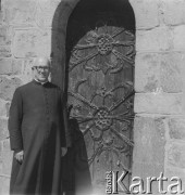 Po 1966, Czerwińsk nad Wisłą, woj. warszawskie, Polska.
Ksiądz Franciszek Pytel z Niższego Seminarium Duchownego ks. Salezjanów przed wejściem na teren klasztoru. 
Fot. Jerzy Konrad Maciejewski, zbiory Ośrodka KARTA