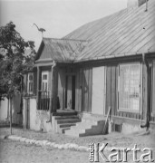 Po 1966, Czerwińsk nad Wisłą, woj. warszawskie, Polska.
Tradycyjna drewniana zabudowa małomiasteczkowa.
Fot. Jerzy Konrad Maciejewski, zbiory Ośrodka KARTA