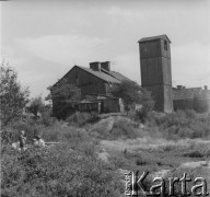 Po 1966, Czerwińsk nad Wisłą, woj. warszawskie, Polska.
Drewniane zabudowania należące prawdopodobnie do Ochotniczej Straży Pożarnej.
Fot. Jerzy Konrad Maciejewski, zbiory Ośrodka KARTA