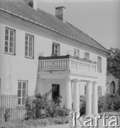 Po 1966, Czerwińsk nad Wisłą, woj. warszawskie, Polska.
Prawdopodobnie budynek plebanii należącej do Kościoła Zwiastowania Najświętszej Marii Panny.
Fot. Jerzy Konrad Maciejewski, zbiory Ośrodka KARTA