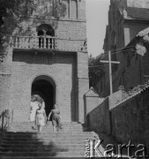 Po 1966, Czerwińsk nad Wisłą, woj. warszawskie, Polska.
Romański Kościół Zwiastowania Najświętszej Marii Panny oraz przylegające do niego gotyckie zabudowania Klasztoru Kanoników Regularnych. Schody prowadzą do dzwonnicy, której brama nazywa jest Bramą Opata Kuli.
Fot. Jerzy Konrad Maciejewski, zbiory Ośrodka KARTA