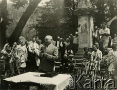 17.07.1932, Smerdzonka, Republika Czechosłowacka.
Uroczystość otwarcia pierwszego w Europie międzynarodowego (polsko-czechosłowackiego) Parku Natury w Pieninach. W imieniu rządu czesko-słowackiego przemawia dyrektor lasów inż. Simoń.
Fot. Jerzy Konrad Maciejewski, zbiory Ośrodka KARTA