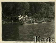 17.07.1932, Smerdzonka, Republika Czechosłowacka.
Uroczystość otwarcia pierwszego w Europie międzynarodowego (polsko-czechosłowackiego) Parku Natury w Pieninach. Po uroczystościach w Smerdzonce uczestnicy odpływają Dunajcem do Szczawnicy.   
Fot. Jerzy Konrad Maciejewski, zbiory Ośrodka KARTA