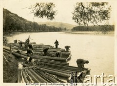 17.07.1932, Smerdzonka, Republika Czechosłowacka.
Przygotowanie łodzi zacumowanych na Dunajcu, którymi popłyną uczestnicy biorący udział w uroczystości otwarcia pierwszego w Europie międzynarodowego (polsko-czechosłowackiego) Parku Natury w Pieninach.
Fot. Jerzy Konrad Maciejewski, zbiory Ośrodka KARTA