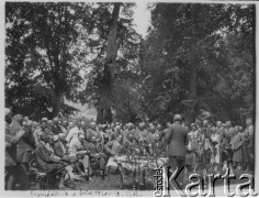17.07.1932, Smerdzonka, Republika Czechosłowacka.
Uroczystość otwarcia pierwszego w Europie międzynarodowego (polsko-czechosłowackiego) Parku Natury w Pieninach. Uczestnicy słuchają przemówienia.
Fot. Jerzy Konrad Maciejewski, zbiory Ośrodka KARTA