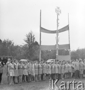 Czerwiec 1967, Czarnolas, woj. warszawskie, Polska.
Uroczyste otwarcie Muzeum Jana Kochanowskiego w dawnym dworze Jabłonowskich z XIX wieku, w miejscu urodzenia i tworzenia poety. W uroczystościach brali udział harcerze.
Fot. Jerzy Konrad Maciejewski, zbiory Ośrodka KARTA