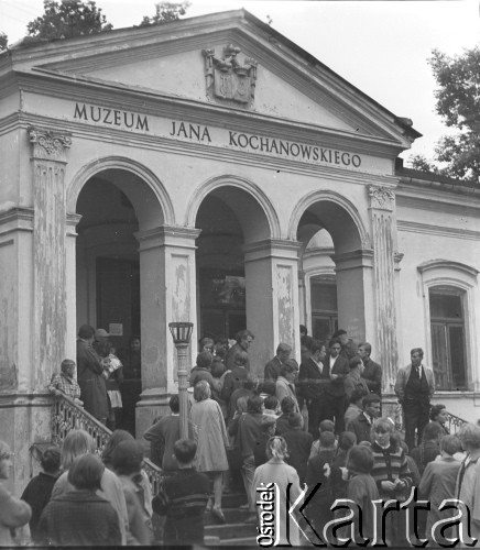 Czerwiec 1967, Czarnolas, woj. warszawskie, Polska.
Uroczystość otwarcia Muzeum Jana Kochanowskiego w miejscu jego urodzenia i tworzenia. Muzeum mieści się w XIX-wiecznym klasycystycznym dworze rodziny Jabłonowskich, którzy wykupili posiadłość Jana Kochanowskiego w XVIII wieku. 
Fot. Jerzy Konrad Maciejewski, zbiory Ośrodka KARTA