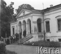 Czerwiec 1967, Czarnolas, woj. warszawskie, Polska.
Uroczystość otwarcia Muzeum Jana Kochanowskiego w miejscu jego urodzenia i tworzenia. Muzeum mieści się w XIX-wiecznym klasycystycznym dworze rodziny Jabłonowskich, którzy wykupili posiadłość Jana Kochanowskiego w XVIII wieku. Na zdjęciu grupa dzieci czeka na wejście do środka.
Fot. Jerzy Konrad Maciejewski, zbiory Ośrodka KARTA