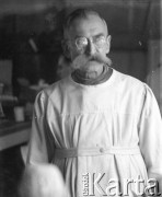 1949 (?), Drwalew, woj. warszawskie, Polska.
Specjalista Józef Gabryś z Instytutu Weterynaryjnego Biowet (powstał po II wojnie światowej w wyniku upaństwowienia Wytwórni Surowic i Preparatów Weterynaryjnych i Ziołowych założonej przez Stanisława Klawe w 1928 r.).