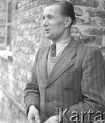 1949 (?), Drwalew, woj. warszawskie, Polska.
Zygmunt Kierczewski, magazynier w Instytucie Weterynaryjnym Biowet (powstał po II wojnie światowej w wyniku upaństwowienia Wytwórni Surowic i Preparatów Weterynaryjnych i Ziołowych założonej przez Stanisława Klawe w 1928 r.).
Fot. Jerzy Konrad Maciejewski, zbiory Ośrodka KARTA
