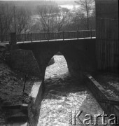 Marzec 1967, Duszniki-Zdrój, woj. wrocławskie, Polska.
Most nad rzeką Bystrzycą Dusznicką.
Fot. Jerzy Konrad Maciejewski, zbiory Ośrodka KARTA